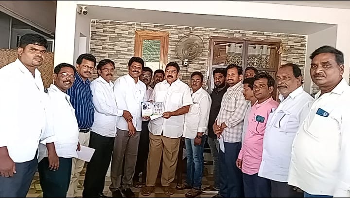 Yanamadala Srinivas (22)