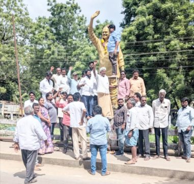 Kodamanchili Mahesh (72)